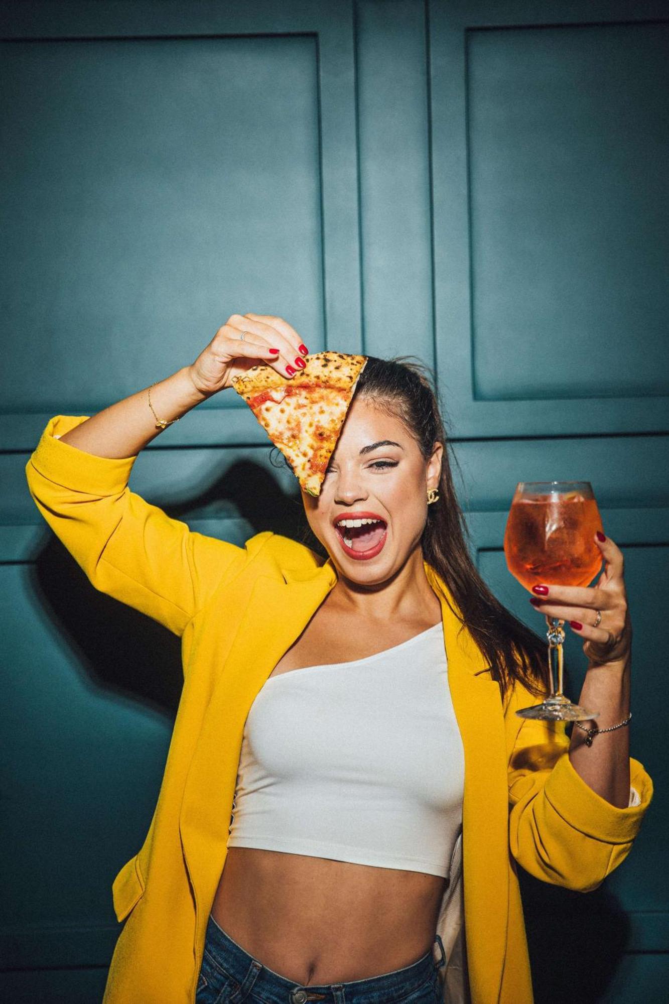 Ja Ocean View Hotel, Jumeirah Beach Dubai Exterior photo A woman holding a slice of pizza