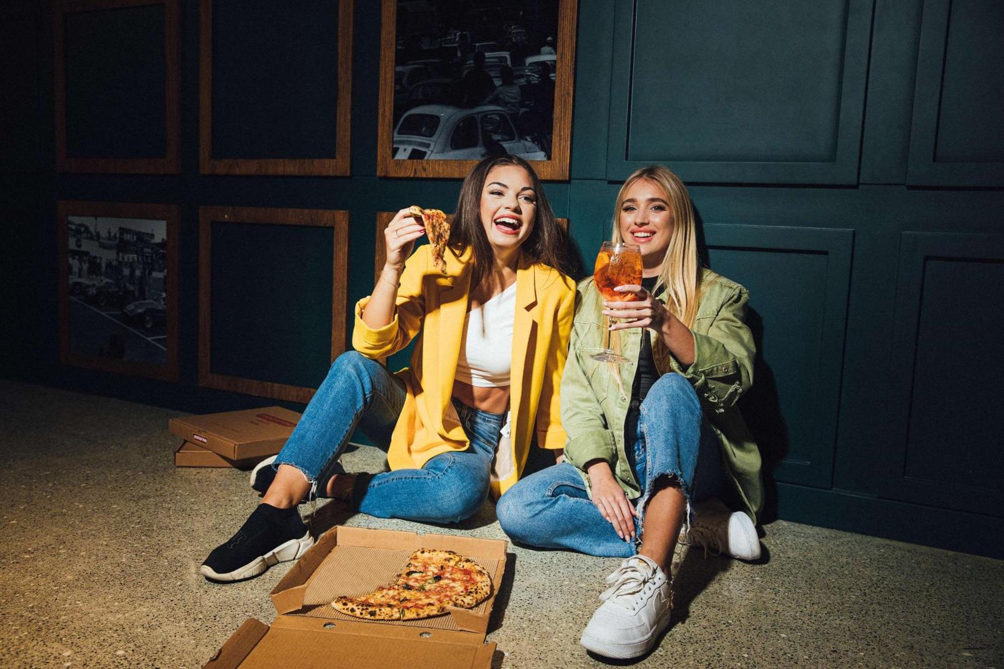 Ja Ocean View Hotel, Jumeirah Beach Dubai Exterior photo Two women eating pizza